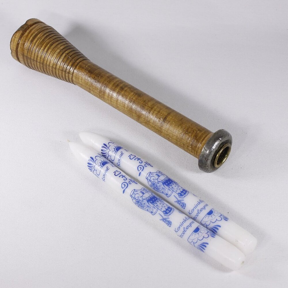 Antique yarn bobbin candlestick holder + 2 Delft blue candles Porceleyne fles,